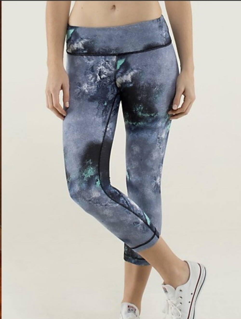 Lululemon Wunder Under Crop/Denim Luon Milky Way Size 8